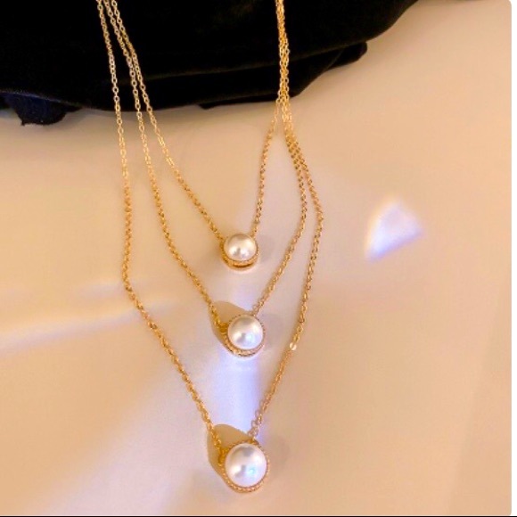 New!! Layered 3-Tiered Pearl Necklace. - Picture 2 of 4